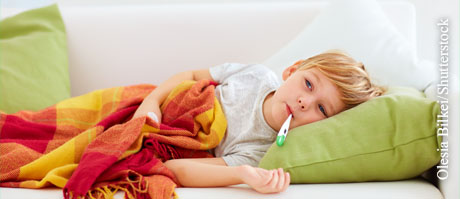  Bei Fieber brauchen Kinder viel Ruhe und Flüssigkeit. Um die exakte Temperatur zu bestimmen, sollte am besten im Po statt im Mund gemessen werden.