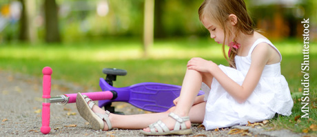  Komplexhomöopathika können die Schmerzen von Kindern bei kleineren Verletzungen lindern.