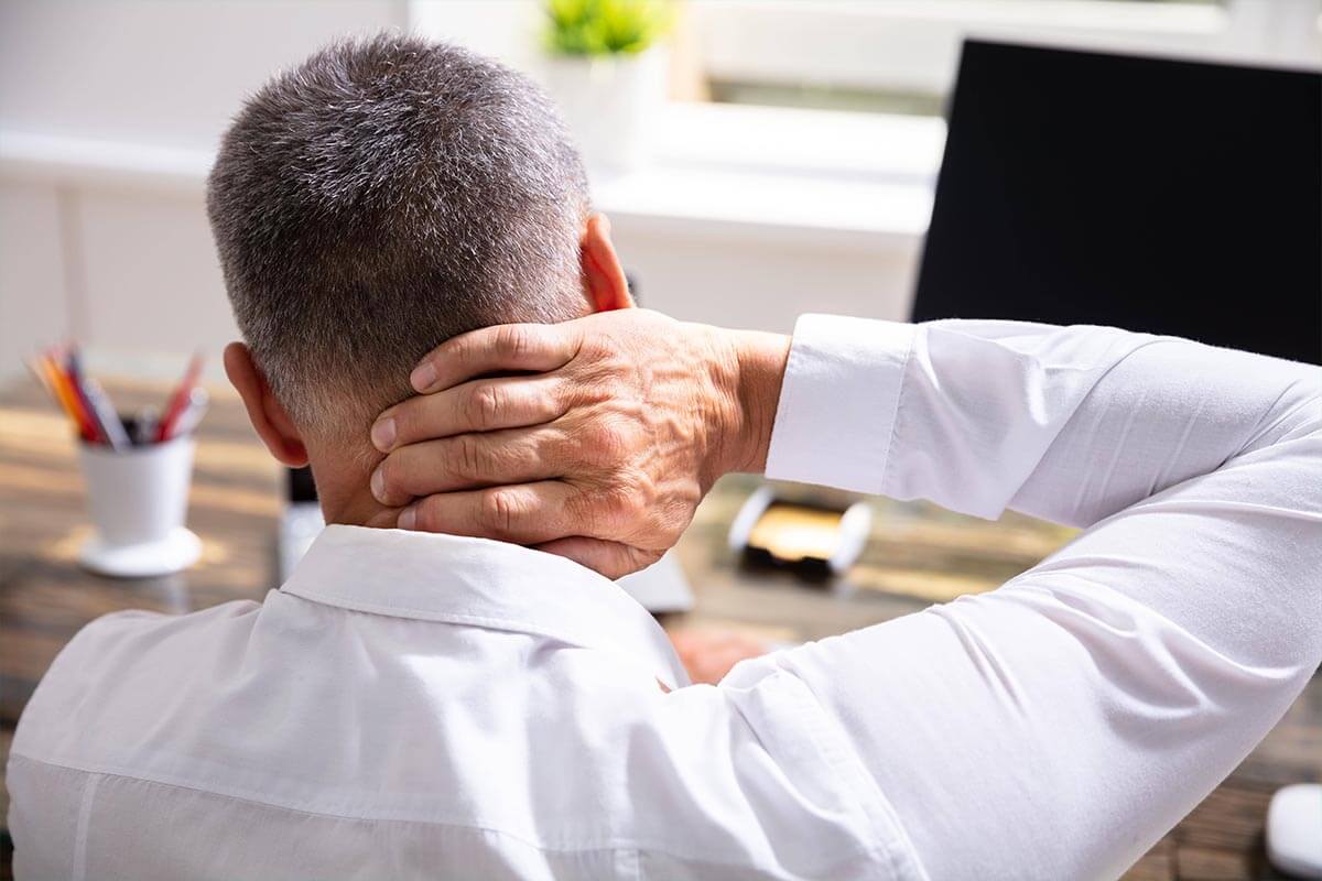  Einseitige Belastungen wie das lange Sitzen vor dem PC sind eine Ursache für anhaltende Nackenschmerzen.